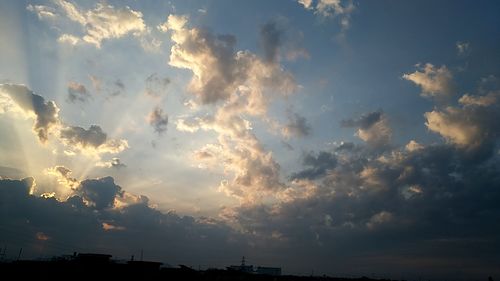 壮观是什么意思解释,壮观是什么意思 标准答案