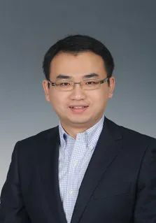 I disliked the implied criticism in his voice.是什么意思