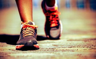 步行的英文怎么读on foot，步行去学校的英文