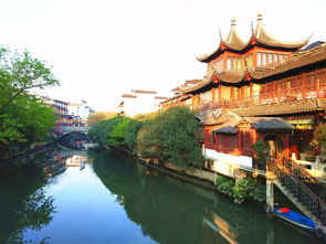 "朱雀桥边野草花,乌衣巷口夕阳斜。旧时王谢堂前燕,飞入寻常百姓家。"这
