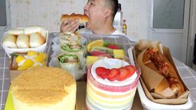 贪吃用英语怎么说