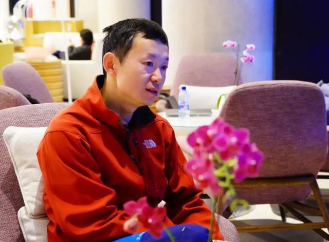 小说坏蛋是怎样练成的,何浩然是在哪一节死的?