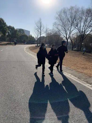 蓬勃是什么意思 蓬勃造句 近义词反义词