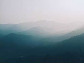 江南忆,最忆是杭州.山寺月中寻桂子,郡亭枕上看潮头.何日更重游?的意