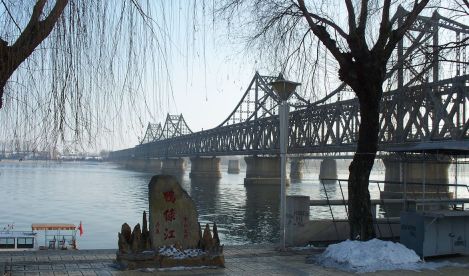 丹东能看到新义州的什么建筑?