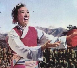 找一首歌,歌词是什么像五彩的霞光光芒万丈,应该是红歌,在广场舞上听