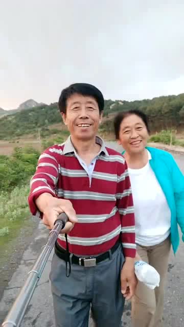 却看妻子愁何在漫卷诗书喜欲狂，却看妻子愁何在的意思