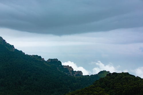 危峰兀立的意思