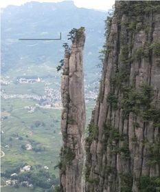 危峰兀立的意思解释打一动物，危峰兀立读音