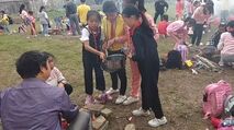 三五成群是成语吗，三五成群的近义词是什么