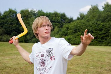 tossing the caber，tossing aside