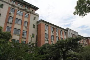 有哪些描写学校建筑的句子?