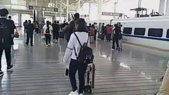 “走了一步眼泪掉下来”这是那首歌里的歌词!演唱者是谁?作曲做词的是