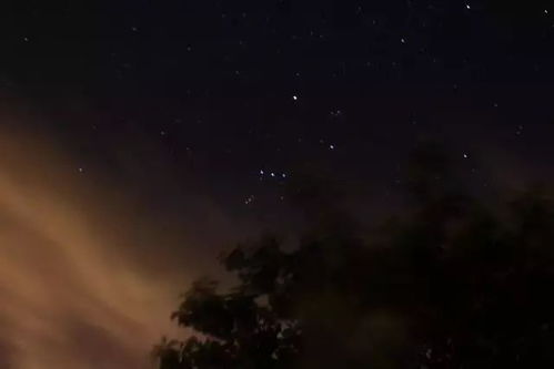 “晴朗的夜空,明月高挂,繁星闪烁”请问错在哪里?