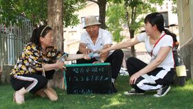 猜谜语:一只狗,两个口,谁遇它谁发愁。 (打一字)谜底是什么?