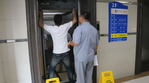 被困在电梯中时,正确的处理方法是什么?