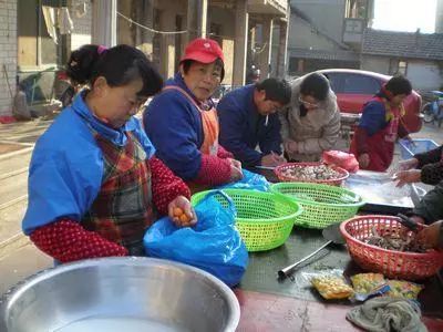 端菜的托盘，端菜手抖是什么原因