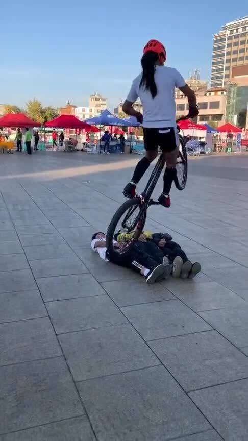 自行车独轮骑行叫什么名字