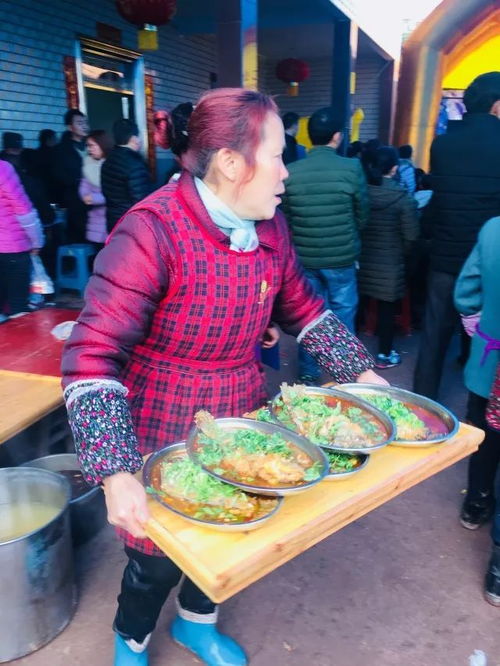 我现在在一家饭店当服务员,端菜的时候都好烫啊,可是我看他们都不怕,我