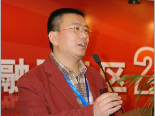 英语He shrugged his shoulders怎么翻译?