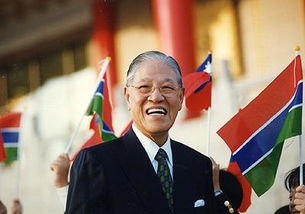 岩里政男合服照，岩里岩外