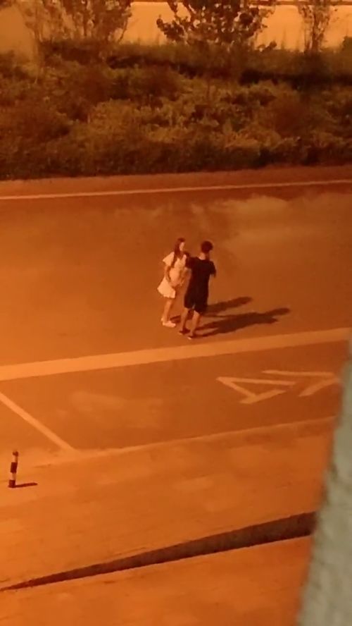 多看一眼 歌词