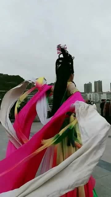 今生已断青云梦 ,误谪红尘赏群芳。这句话是怎么解释,意思是什么?_百度