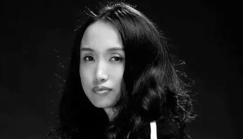 李芳芳跑到妈妈跟前说:妈妈我要买这个机器人玩具改为转述句?