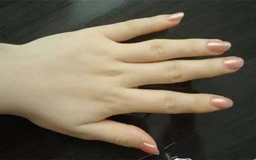 手如柔荑,肤如凝脂。什么意思?