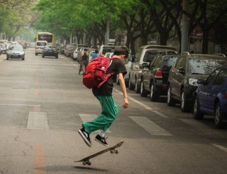 摩托车刷街是什么意思，刷街是不是逛街的意思
