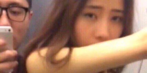 上海女子在优衣库试衣间抱孩子,手拎胎盘满地血迹,这是怎么回事?_百度