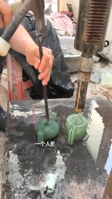 砸碎万恶的旧世界歌词是什么意思，砸碎玻璃
