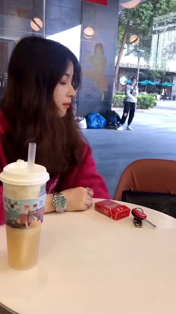 以隔壁的阿姨为题写一个300字作文