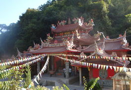 庙宇古建筑，庙宇的四周群峰什么松柏参天