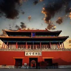参观名胜古迹用英语怎么说，这里有很多名胜古迹用英语怎么说