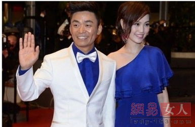 王宝强的老婆叫什么，王宝强的老婆跟谁了