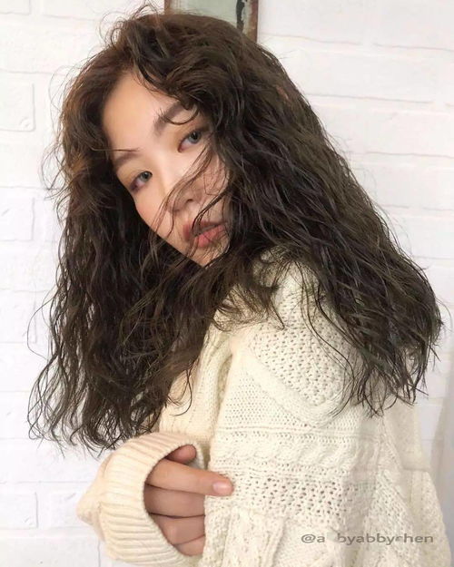 春季最流行的泡面头发型 发少MM也适合