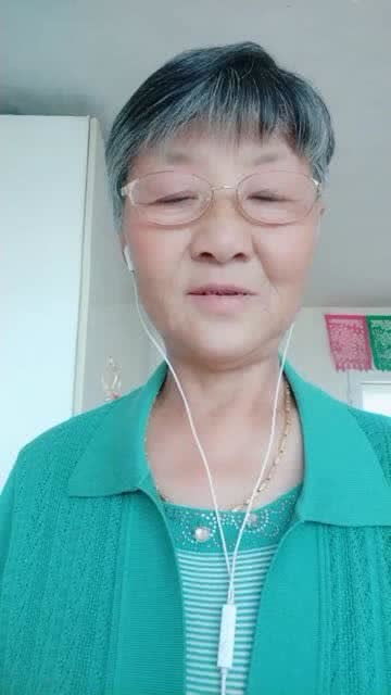 手拿碟儿敲起来是什么歌名，手拿碟儿敲起来表演唱视频