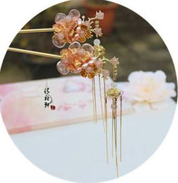 裙拖六幅湘江水 云鬓花颜金步摇，云鬓花颜金步摇芙蓉帐暖度春宵什么意思