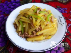 土豆炒肉丝先放肉还是土豆，青椒土豆炒肉丝