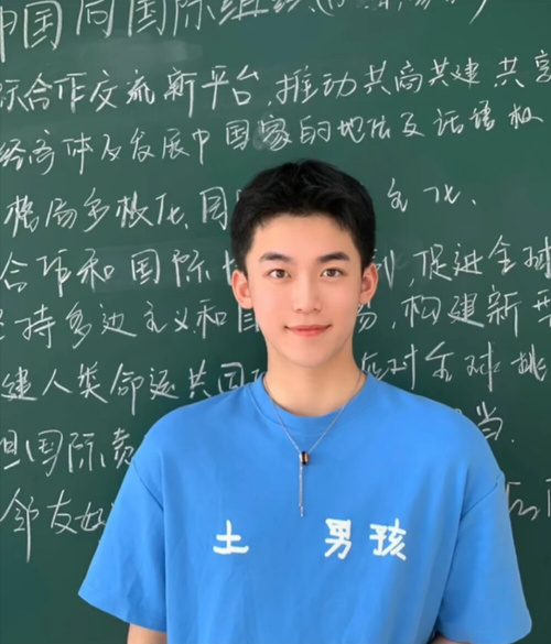 英俊潇洒 风流倜傥 风度翩翩 气宇不凡 冷酷无情，英俊潇洒是啥意思
