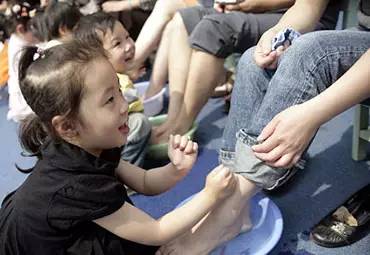 妈妈对孩子洗脚感言50字怎么写，妈妈对孩子洗脚的寄语