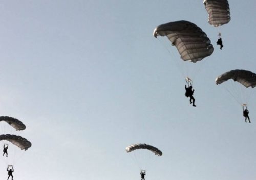 伞兵打一成语谜底是，伞兵打一成语是什么成语零存态取
