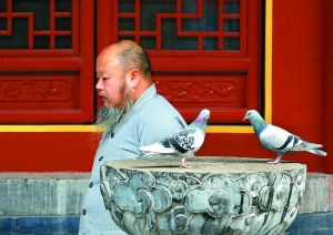 少林寺旁有两人打一字谜是什么，少林寺旁有两人打一字生肖