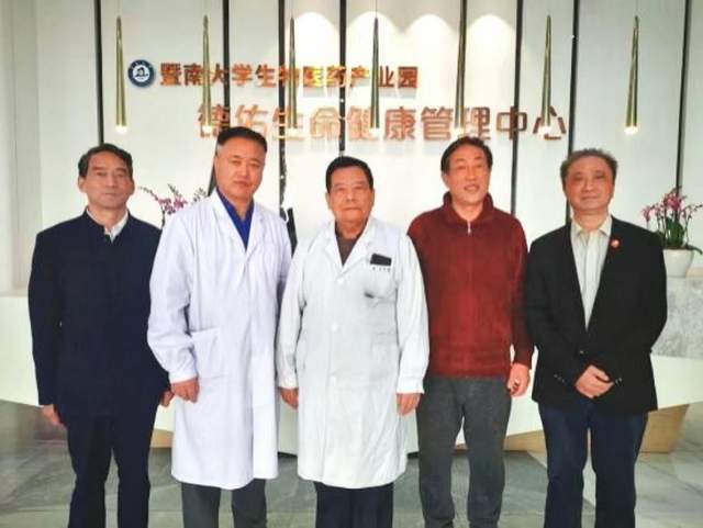 先达德隆望尊，德隆望尊是什么意思