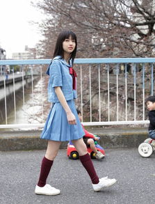 如果陌生的街角你有校服的裙摆，校服的裙摆书模是谁