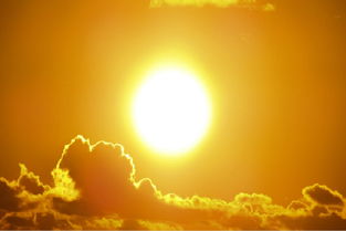 形容太阳猛烈天气炎热的诗句，形容太阳光芒的成语