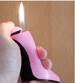 看图猜谜语一只手一个美女一只高跟鞋一把伞猜成语?