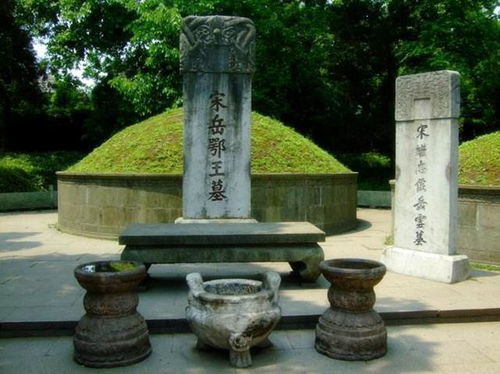 秦桧墓在哪里，秦桧墓前的对联怎么写的