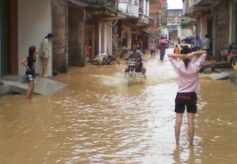 梦见下雨发大水路被淹，梦见下雨发大水了是什么征兆男人